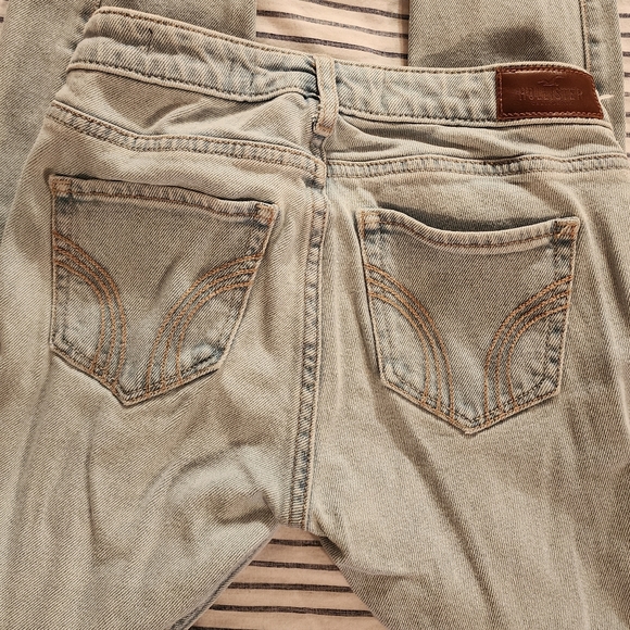 Hollister size   00R distressed  light wash jeans - Picture 8 of 10